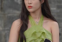 都市丽人绿色性感挂脖荷叶边街拍裙装 【191P-1.95G】-妹子图