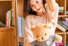 气质美女性感露肩写真图片-妹子图