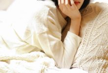短发美女慵懒清新美女居家写真-妹子图