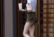 都市丽人听歌的长腿牛仔热裤美女【30P-125MB】-妹子图