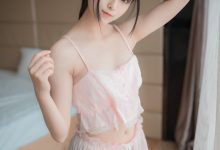 喵糖映画 VOL.104 粉色吊带睡衣-妹子图