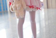 甜心萝莉美女粉红短裙白丝美腿cos诱惑写真-妹子图