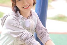 青春活力美女户外养眼写真图片-妹子图