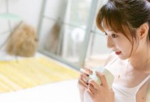 吊带热裤美女酥胸美腿性感写真图片-妹子图