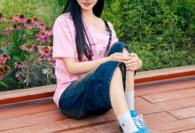 足愉心 NO.050 阿月（搭配：粉色T恤、牛仔短裤、白棉袜、德训鞋、裸足）[110P+2V／10.7GB]-妹子图