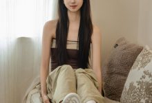 足愉心 No.053 小瑶（搭配：棕色抹胸、工装裤、白棉袜、滑板鞋、裸足）-妹子图