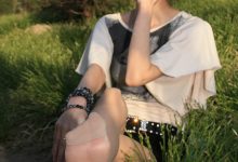 [王朝贵足]0071 外景套图 布丁热辣短裙红跟亮丝铁路女郎系列B-妹子图